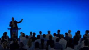 Leader speaking to audience. Image de rawpixelcom sur Freepik.